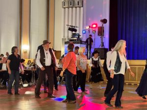 Line Dance Black Cats